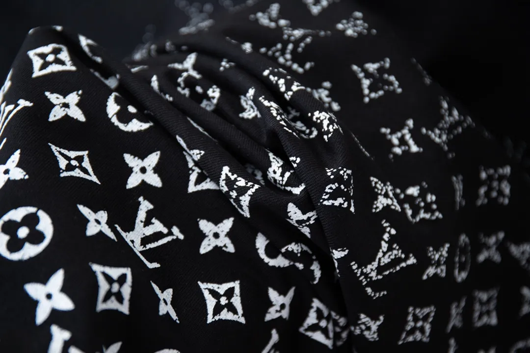 🅿️180 High-quality Lv 2025 early spring new style, MONOGRAM presbyopic gradient short-sleeved T-shirt, which uses digital printing technology to render pixel light and shadow for the Monogram gradient pattern. Its silk-screen texture and knitting effect complement each other, and the logo hardware is customized on the side. Synchronized with the official website, pure cotton fabrics at the counter! Comfortable against the skin, durable and easy to wear, meticulous original craftsmanship, custom-made 260g vat-dyed fabric, very comfortable to the touch, latest brick cabinet synchronization, OS off-shoulder version, fashionable and individual, super versatile and good-looking, very suitable for both men and women, must-have style, hang tag, collar label, washed wheat, complete with three labels S M L XL